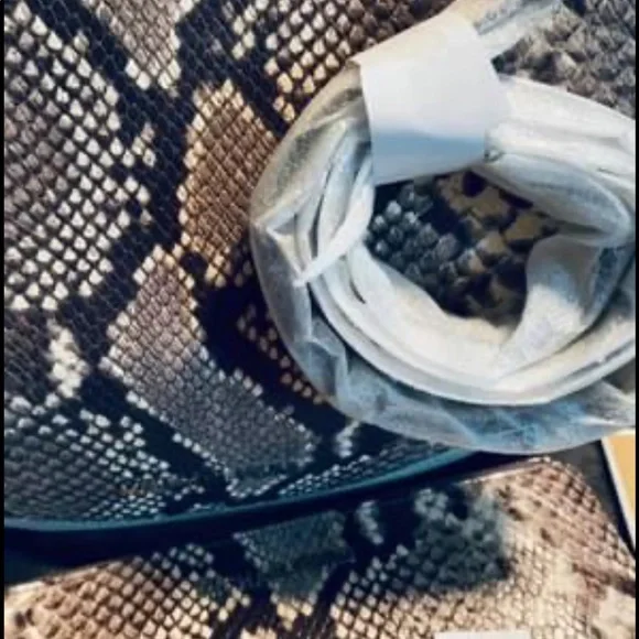 Michael Kors leather purse with matching zipper wallet. - Picture 4 of 5